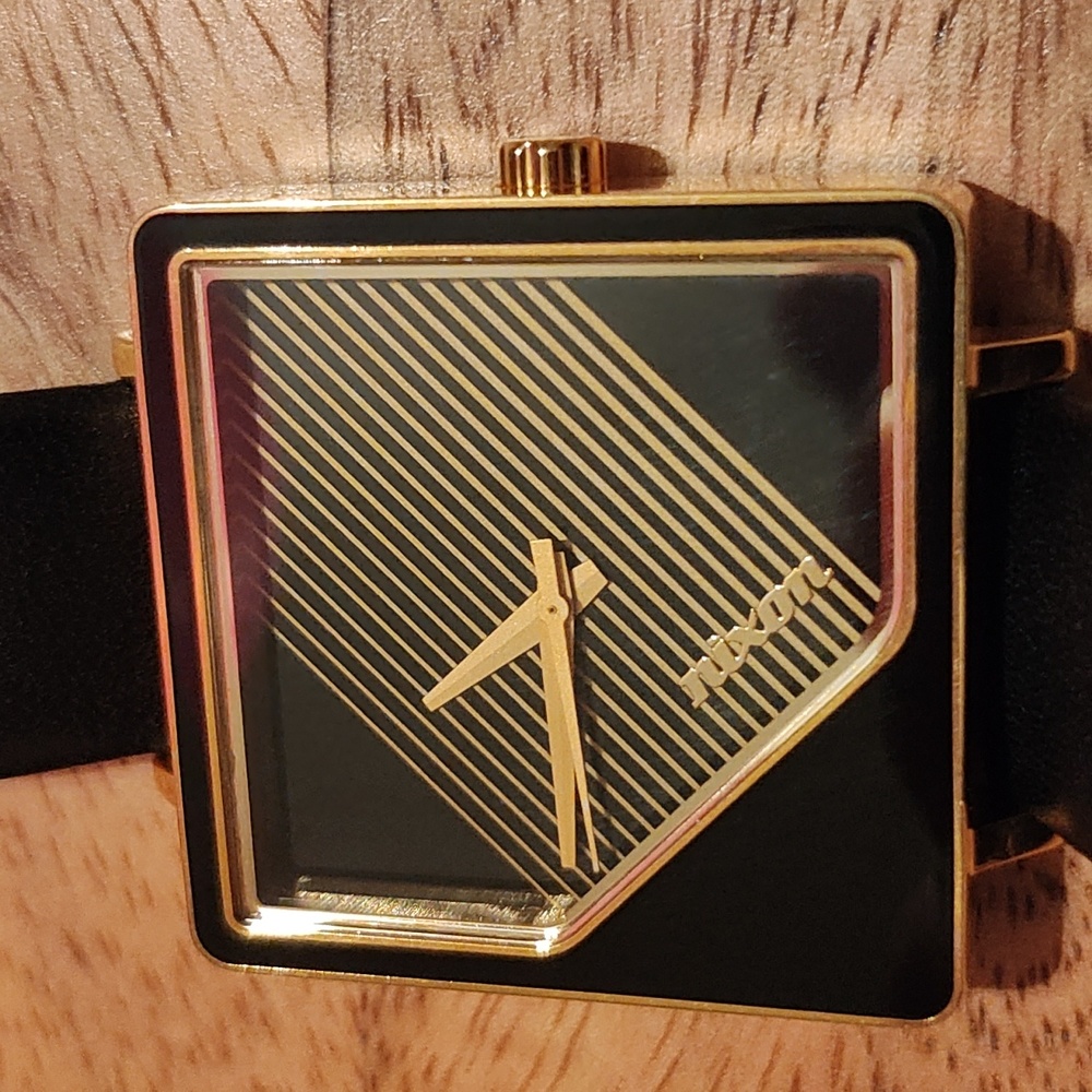NIXON The Metric